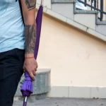 Фото тату на руке мужчины: реалистичный портрет и геометрические узоры в черных тонах. Идеи для тату, мастер тату, эскиз татуировки.