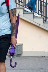 Фото тату на руке мужчины: реалистичный портрет и геометрические узоры в черных тонах. Идеи для тату, мастер тату, эскиз татуировки.