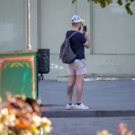 Фото татуировки волка на икре мужчины. Детализированный рисунок головы волка в черно-серых тонах. Реалистичная проработка шерсти и глаз.
