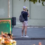 Фото татуировки волка на икре мужчины. Реалистичный рисунок волка в профиль, выполненный в черно-серых тонах. Детализированная проработка шерсти и глаз.
