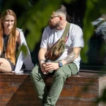 Фото тату на предплечье мужчины: детализированный рисунок корабля, якоря и морских волн в черно-серых тонах. Морская тематика татуировки.