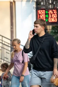 Фото тату на руке мужчины: реалистичные розы в черно-серых тонах, выполненные опытным мастером тату. Идеи для тату и эскизы.