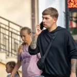 Фото тату на руке мужчины: реалистичные розы в черно-серых тонах, выполненные опытным мастером тату. Идеи для тату и эскизы.