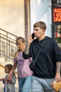Фото тату на руке мужчины: реалистичные розы в черно-серых тонах, выполненные опытным мастером тату. Идеи для тату и эскизы.