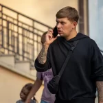Фото тату на руке мужчины: реалистичные розы в черно-серых тонах, выполненные опытным мастером тату. Идеи для тату и эскизы.