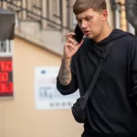Фото татуировки на руке мужчины: реалистичный рукав с розами, узорами и детальной проработкой. Идеально для тех, кто ищет масштабные идеи для татуировок.