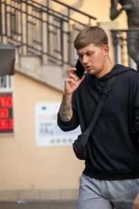 Фото татуировки на руке мужчины: реалистичный рукав с розами, узорами и детальной проработкой. Идеально для тех, кто ищет масштабные идеи для татуировок.