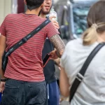 Фото тату на руке мужчины: сложный геометрический узор в коричневых тонах, выполненный в технике дотворк. Стильный и современный рисунок для вдохновения.