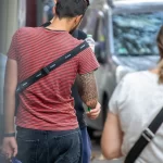Парень с тату рукавом на правой руке в котором есть мандала и ОМ 05 - Уличная тату (street tattoo) от tatufoto.com 0926