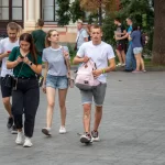 Фото тату на икре мужчины, выполненное в минималистичном стиле. Тонкие линии образуют абстрактный рисунок, едва заметный на коже.