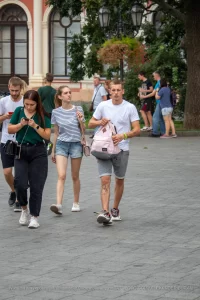 Фото тату на икре мужчины, выполненное в минималистичном стиле. Тонкие линии образуют абстрактный рисунок, едва заметный на коже.