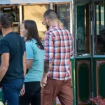 Фото тату на предплечье мужчины: детализированный темный рисунок, возможно, животное, реалистичный стиль. Идеи для тату.