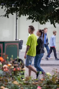 Фото тату на предплечье мужчины: детализированный темный рисунок, возможно, животное, динамичная композиция, реалистичный стиль. Идеи для тату.