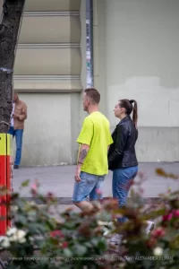 Фото тату на предплечье мужчины: сложный рисунок в темных тонах, детализированные линии и тени, реалистичный стиль. Идеи для тату.