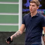Фотография татуировки волка на руке мужчины, выполненной в реалистичном стиле с использованием черно-серых тонов. Детализированный рисунок.