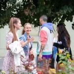 Фото татуировки на руке девушки, представляющей собой яркий абстрактный рисунок с использованием различных цветов. Татуировка выглядит креативно и привлекательно.