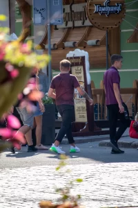 Фотография татуировки на руке мужчины, выполненной в виде тонких черных линий, образующих абстрактный узор. Татуировка выглядит стильно и современно.