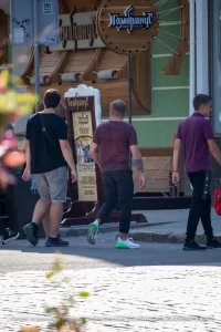 Фото татуировки на руке мужчины, представляющей собой динамичный абстрактный узор, выполненный в черном цвете. Татуировка создает ощущение движения и энергии.