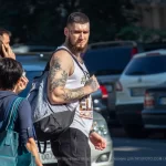 Фото тату на руке мужчины: детализированный черно-серый рисунок с японскими мотивами, карпами кои и цветами, выполненный в стиле ирреализм.