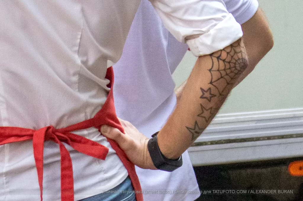 Работник ресторана с тату паутина и звезды на руке 04 - Уличная тату (street tattoo) от tatufoto.com 1015