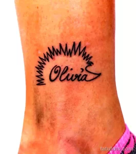 Фото татуировки имени 'Olivia', стилизованной под ежика. Красивый и оригинальный рисунок татуировки на лодыжке.