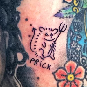Фото тату: яркая и необычная татуировка в стиле Keith Haring с изображением забавного человечка и надписью "PRICK". Эскиз татуировки выполнен в черно-белой гамме с использованием толстых линий.