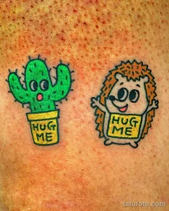 Фото тату: два небольших рисунка – кактус в горшке и ёжик, оба с надписью "Hug Me". Забавный и позитивный эскиз татуировки.