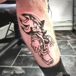 Фото тату персонажа из мультфильма Looney Tunes на руке. Черно-белый рисунок татуировки, выполненный в стиле контурного рисунка. Забавный и ностальгический выбор для поклонников мультфильмов.