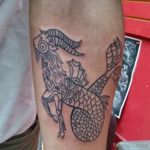 Фото эскиза татуировки козла с рыбьим хвостом, выполненного в технике blackwork. Детализированный рисунок с геометрическими узорами.