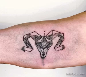 Фото тату головы Козерога в стиле геометрии: абстрактное изображение, состоящее из линий и треугольников.
