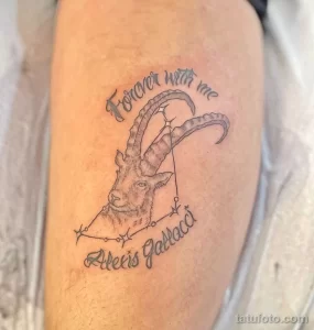 Фото тату козла и надписи "Forever with me" на руке. Элегантный дизайн с использованием каллиграфии и графики. Идеально для памятных татуировок.