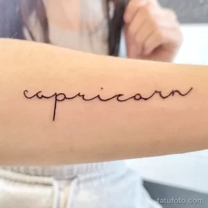 Фото тату надпись "Capricorn" на руке. Простой и элегантный дизайн в стиле минимализм. Идеально для поклонников знаков зодиака.