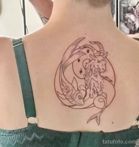Фото татуировки Козерога на спине: изображение мифического существа в стиле line art, окруженного звездами и полумесяцем. Тонкие линии, пастельные тона.