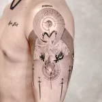 Фото тату цапли в стиле blackwork с геометрическими элементами и изображением кинжалов на плече и груди.