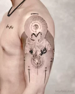 Фото тату цапли в стиле blackwork с геометрическими элементами и изображением кинжалов на плече и груди.