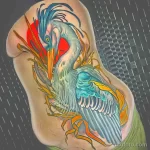 Яркая и детализированная татуировка с изображением экзотического аиста с ярким оперением на боку.