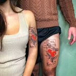 Фото парных татуировок с изображением красных журавлей в окружении цветов и волн, выполненных в традиционном японском стиле.