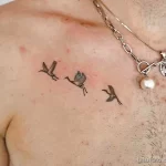Фото минималистичной татуировки на груди с изображением трех летящих журавлей. Простой и элегантный рисунок татуировки в стиле лайнуорк.