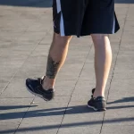 Тату Самурай в доспехах с мечем в руках на ноге парня 02 - Уличная тату (street tattoo) от tatufoto.com 1073