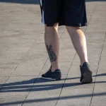 Тату Самурай в доспехах с мечем в руках на ноге парня 03 - Уличная тату (street tattoo) от tatufoto.com 1074