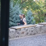 Фотография татуировки на руке мужчины, демонстрирующая сложный и детализированный рисунок. Видны четкие линии и тени, создающие реалистичный эффект. Сделано на улице.