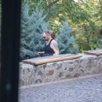 Фотография татуировки на руке мужчины, демонстрирующая сложный и детализированный рисунок. Видны четкие линии и тени, создающие реалистичный эффект. Сделано на улице.