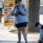 Фотография татуировки на ноге, демонстрирующая сложный и детализированный рисунок. Видны четкие линии и тени, создающие реалистичный эффект. Сделано на улице.
