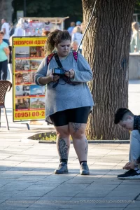 Фотография татуировки на ноге, демонстрирующая сложный и детализированный рисунок. Видны четкие линии и тени, создающие реалистичный эффект. Сделано на улице.