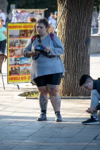 Фотография татуировки на ноге, демонстрирующая сложный и детализированный рисунок. Видны четкие линии и тени, создающие реалистичный эффект. Женщина в движении.