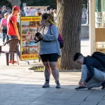 Фотография татуировки на ноге, изображающей детализированный рисунок в стиле реализм. Видны четкие линии и тени, создающие объемный эффект. Сделано на улице.