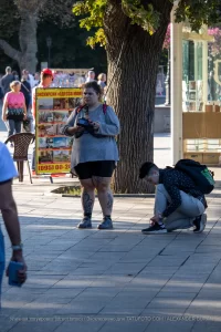 Фотография татуировки на ноге, изображающей детализированный рисунок в стиле реализм. Видны сложные узоры и тени, создающие объемный эффект. Женщина в движении.