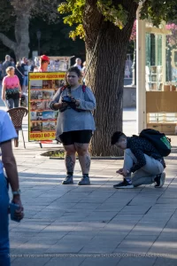 Фотография уличной татуировки на ноге, демонстрирующая сложный и детализированный рисунок. Видны четкие линии и тени, создающие реалистичный эффект.