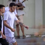 Фото тату на руке мужчины: детализированный рукав с японскими мотивами, включающий карпа кои, выполненный в черно-серых тонах.
