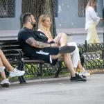 Фото тату на руке мужчины: детализированный рукав с японскими мотивами, включающий карпов кои, волны и цветы, вид сбоку.